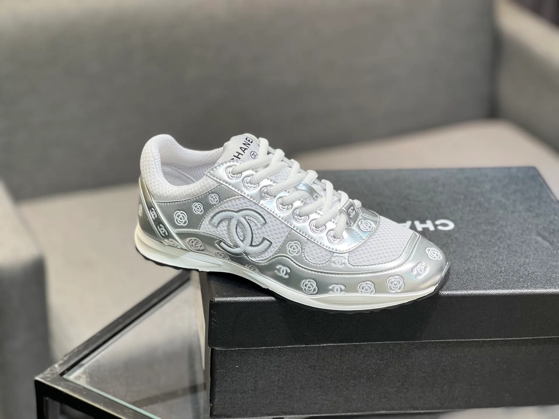Men's men's shoes 💰640 Exclusive real shot (top version) CHANEL Chanel 2025ss color matching thick-soled casual sports shoes and sneakers. The counter is synchronized. The counter is very popular. A shoe that is very difficult to buy. The most popular thick-soled panda shoes on the Internet. It can be imagined that Xiaoxiang control can't miss it. It has both good looks and comfort. Simple and versatile white shoes. The thick sole increases the height and is super versatile. Close your eyes and wear it. Whoever wears it will look better. Upper: calfskin Lining: imported sheepskin lining Outsole: TPU original outsole Size: 35-44 (customized for women 41 and 40, and 45 for men)